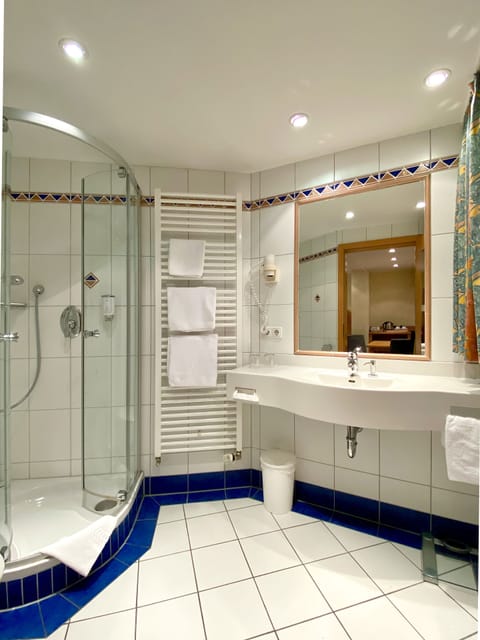 Family Room | Bathroom | Shower, rainfall showerhead, free toiletries, hair dryer