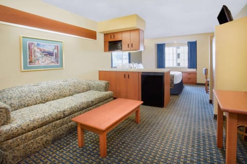 Studio Suite, 1 Queen Bed, Non Smoking | In-room safe, desk, blackout drapes, iron/ironing board