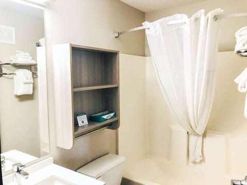 Combined shower/tub, free toiletries, hair dryer, towels