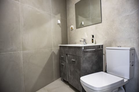 Twin Room, Terrace | Bathroom | Shower, free toiletries, hair dryer, towels