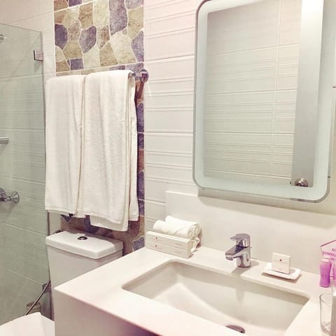 Deluxe Room | Bathroom | Shower, rainfall showerhead, hair dryer, bidet