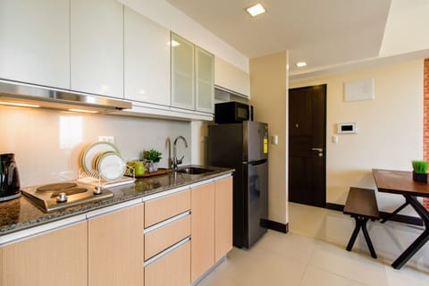 Exclusive Condo, 1 Queen Bed with Sofa bed, Lake View | Private kitchen | Fridge, microwave, stovetop, cookware/dishes/utensils