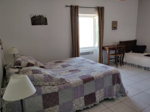 Double Room, Non Smoking | Individually decorated, individually furnished, iron/ironing board