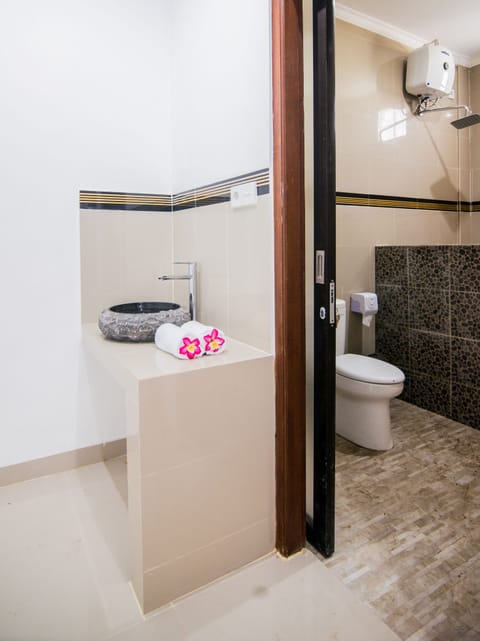 Superior Room, 1 King Bed, Garden View | Bathroom | Shower, rainfall showerhead, free toiletries, bidet