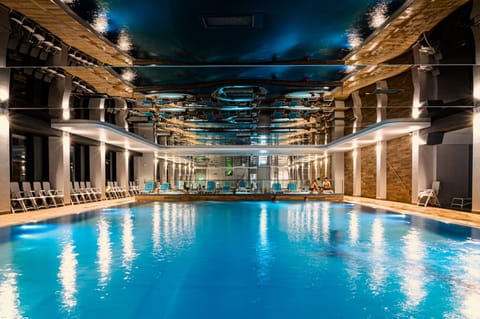 Indoor pool, sun loungers