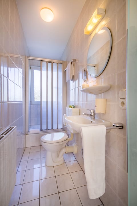 Single Room | Bathroom | Shower, rainfall showerhead, free toiletries, hair dryer