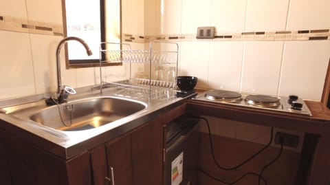 Basic Apartment, 1 Double Bed, Non Smoking | Private kitchenette | Fridge, stovetop, electric kettle, cookware/dishes/utensils