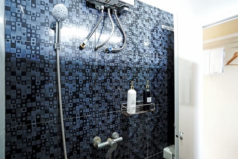 Standard Room | Bathroom | Shower, rainfall showerhead, slippers, bidet