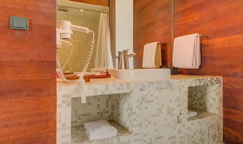 Penthouse | Bathroom | Bathtub, free toiletries, hair dryer, slippers