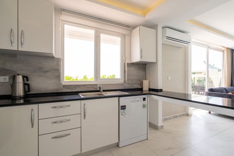 Deluxe Villa | Private kitchen | Full-size fridge, microwave, oven, stovetop