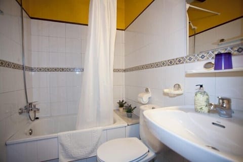 Double or Twin Room | Bathroom | Combined shower/tub, free toiletries, hair dryer, towels