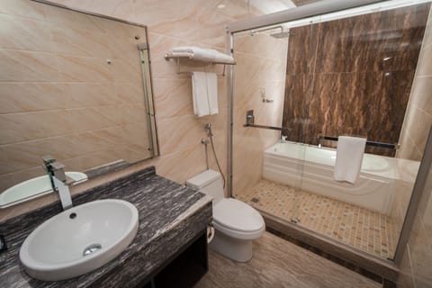 Junior Suite | Bathroom | Free toiletries, hair dryer, towels