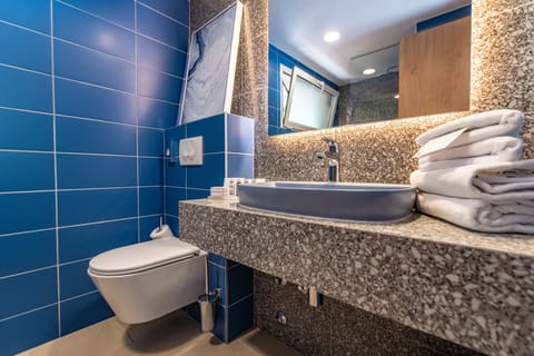 Shower, free toiletries, hair dryer, towels