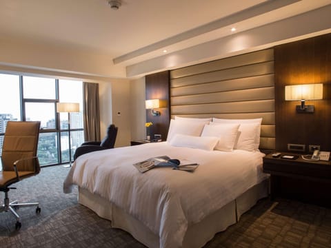 Executive Room, 1 King Bed, City View | Premium bedding, down comforters, memory foam beds, minibar