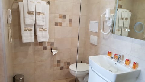 Shower, free toiletries