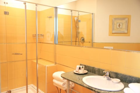 Junior Triple Room | Bathroom | Deep soaking tub, rainfall showerhead, free toiletries, hair dryer