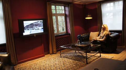 Junior Suite | Living area | Flat-screen TV