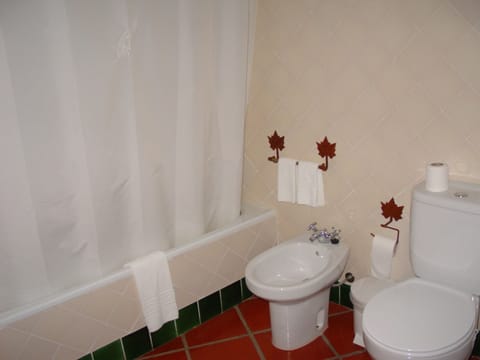 Standard Double Room | Bathroom | Towels