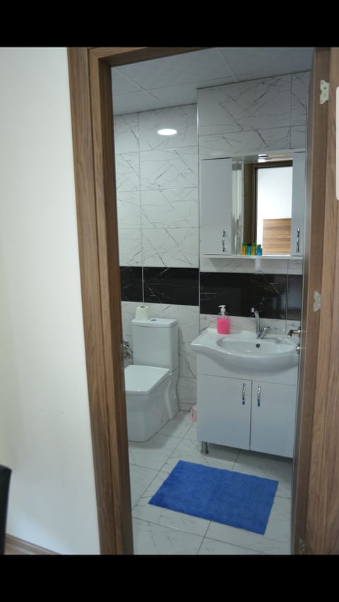 Deluxe Room | Bathroom | Shower, free toiletries, hair dryer, slippers