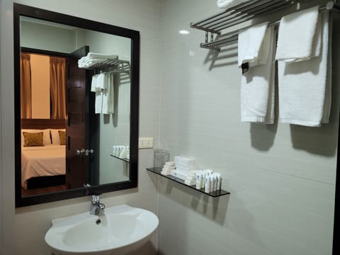 Quadruple Room | Bathroom | Shower, rainfall showerhead, free toiletries, hair dryer