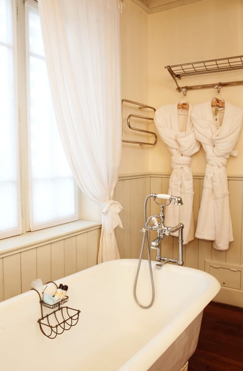 Suite, Garden View | Bathroom | Free toiletries, hair dryer, slippers, towels