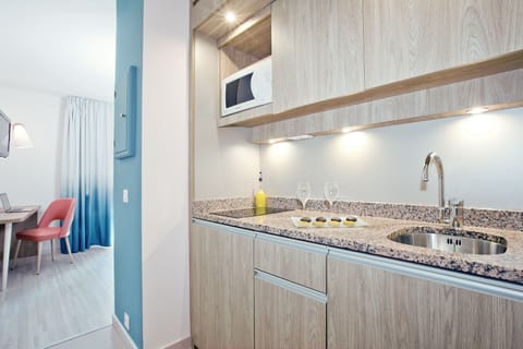 Standard Studio, Balcony | Private kitchenette | Fridge, microwave, stovetop, dishwasher