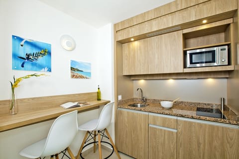 Standard Studio, Balcony | Private kitchenette | Fridge, microwave, stovetop, dishwasher