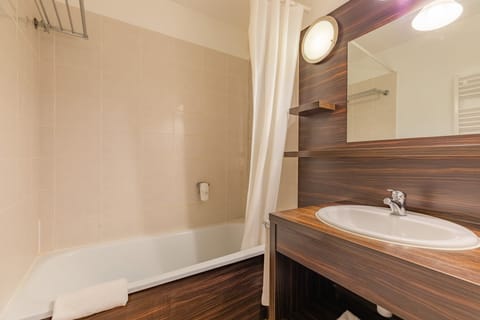 Combined shower/tub, free toiletries, hair dryer, towels