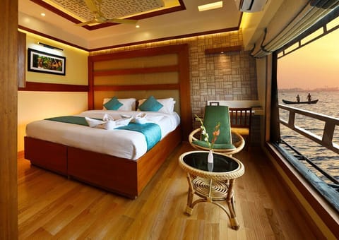 Premium Room In a Houseboat | Desk, rollaway beds, free WiFi, bed sheets