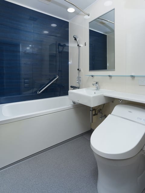 Combined shower/tub, deep soaking tub, free toiletries, hair dryer