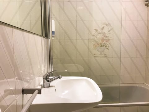 Single Room, 1 Twin Bed, Non Smoking | Bathroom | Rainfall showerhead, free toiletries, bidet, towels