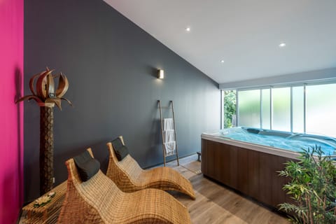 Indoor spa tub