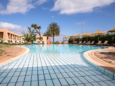 Indoor pool, 2 outdoor pools