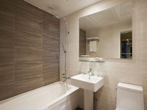 Separate tub and shower, deep soaking tub, free toiletries, hair dryer