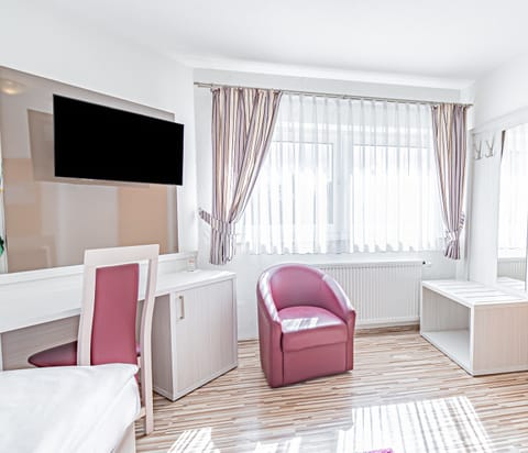 Single Room | In-room safe, desk, laptop workspace, iron/ironing board