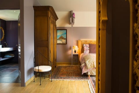 Suite (Villedieu les Poeles) | Individually decorated, individually furnished, blackout drapes