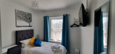 Basic Double Room, Ensuite, Garden View