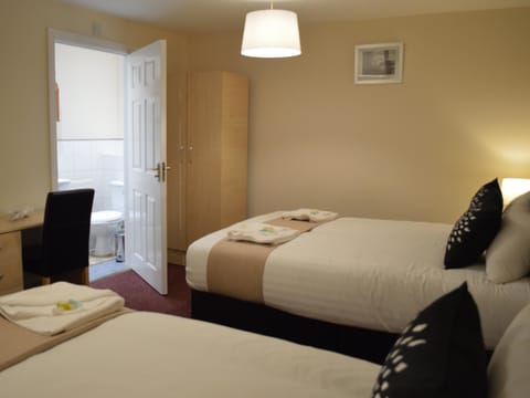 In-room safe, soundproofing, iron/ironing board, free WiFi