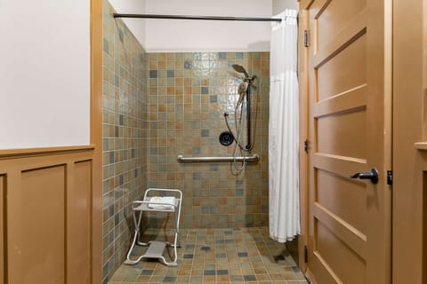 Charles Miller (212) | Bathroom | Towels