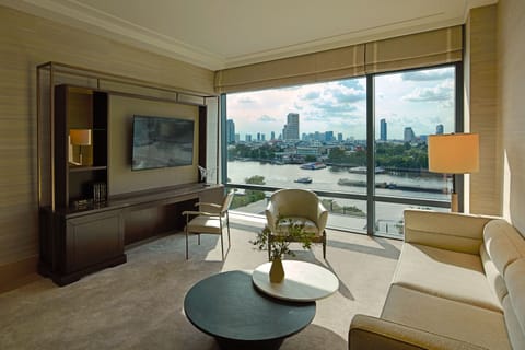 River Suite King | Living area | Smart TV, tablet