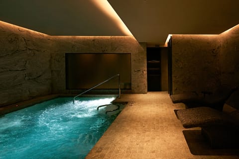 Indoor spa tub