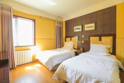 Standard Twin Room | Desk, blackout drapes, free WiFi, bed sheets