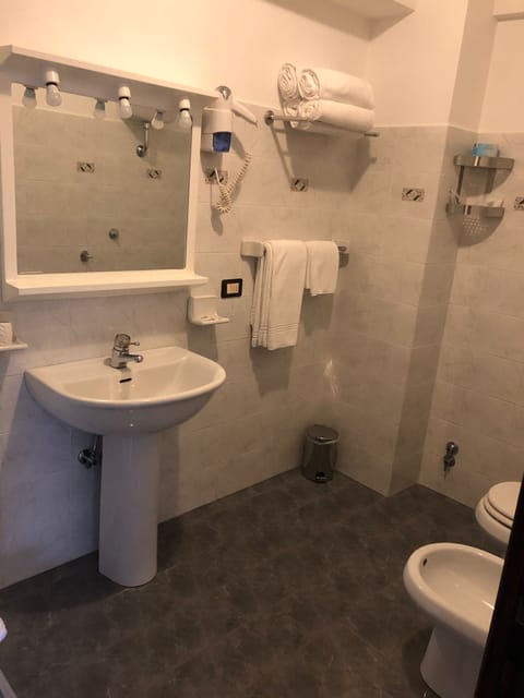 Quadruple Room | Bathroom | Shower, free toiletries, hair dryer, bidet