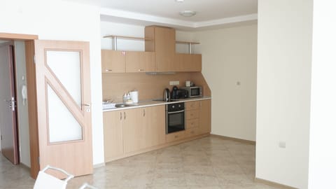 Comfort Apartment, 1 Double Bed with Sofa bed, Balcony, Sea View | Private kitchen | Full-size fridge, microwave, oven, stovetop