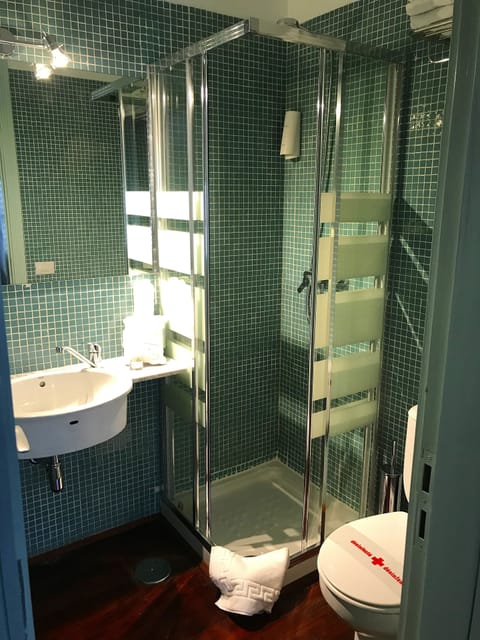 Single Room | Bathroom | Deep soaking tub, free toiletries, hair dryer, towels