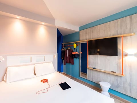 Standard Room, 1 Queen Bed | In-room safe, soundproofing, free WiFi, bed sheets