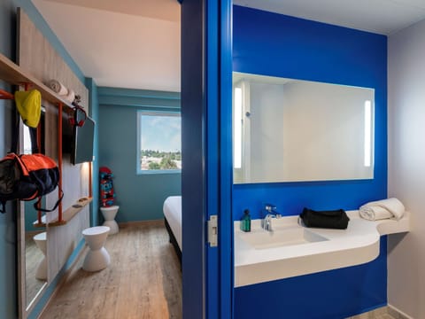 Standard Room, 1 Queen Bed | In-room safe, soundproofing, free WiFi, bed sheets