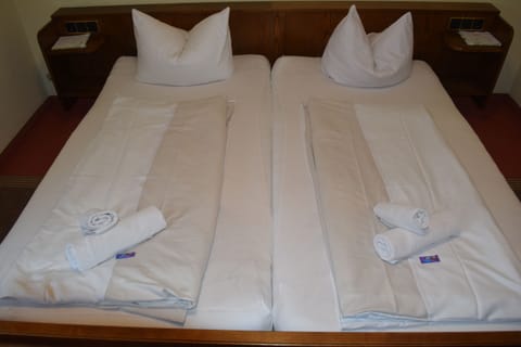 Basic Double Room, Private Bathroom | 1 bedroom