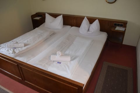 Basic Double Room, Private Bathroom | 1 bedroom