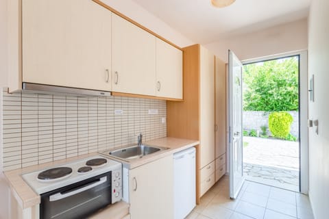 Standard Double or Twin Room | Private kitchen | Fridge, stovetop, coffee/tea maker, electric kettle